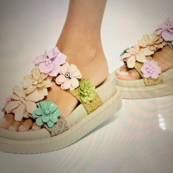 WOW....KURT GEIGER LONDON ORSON FLOWER SANDAL SZ 8.5(US). 39(EU) Orig. $260 - Picture 2 of 14